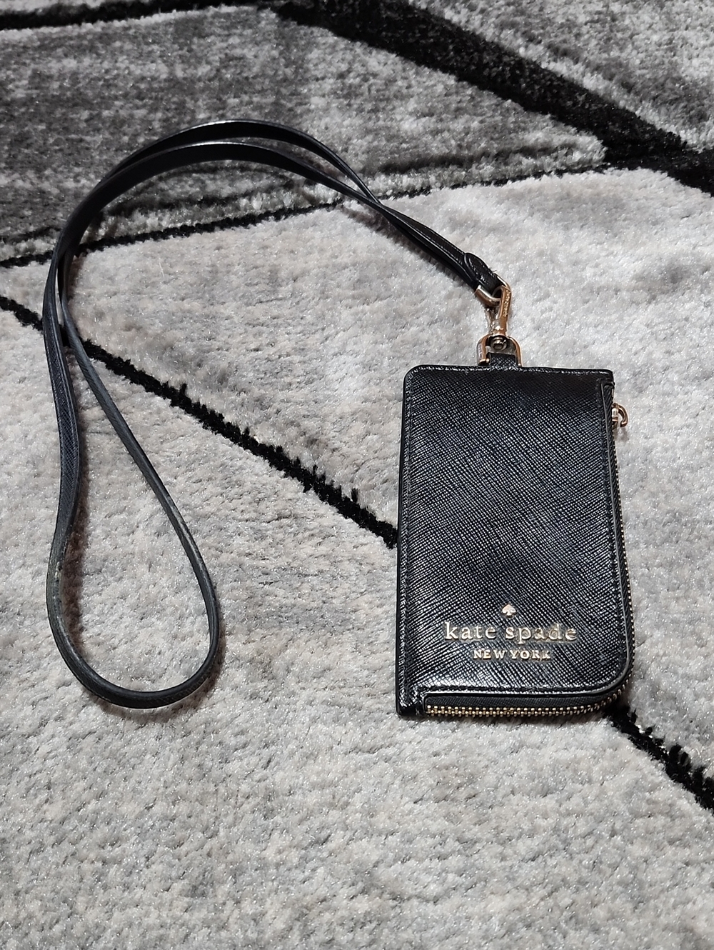 KATE SPADE NEW YORK BLACK LEATHER FULL-ZIP DETAHABLE CARD CASE LANYARD PRICE FIR